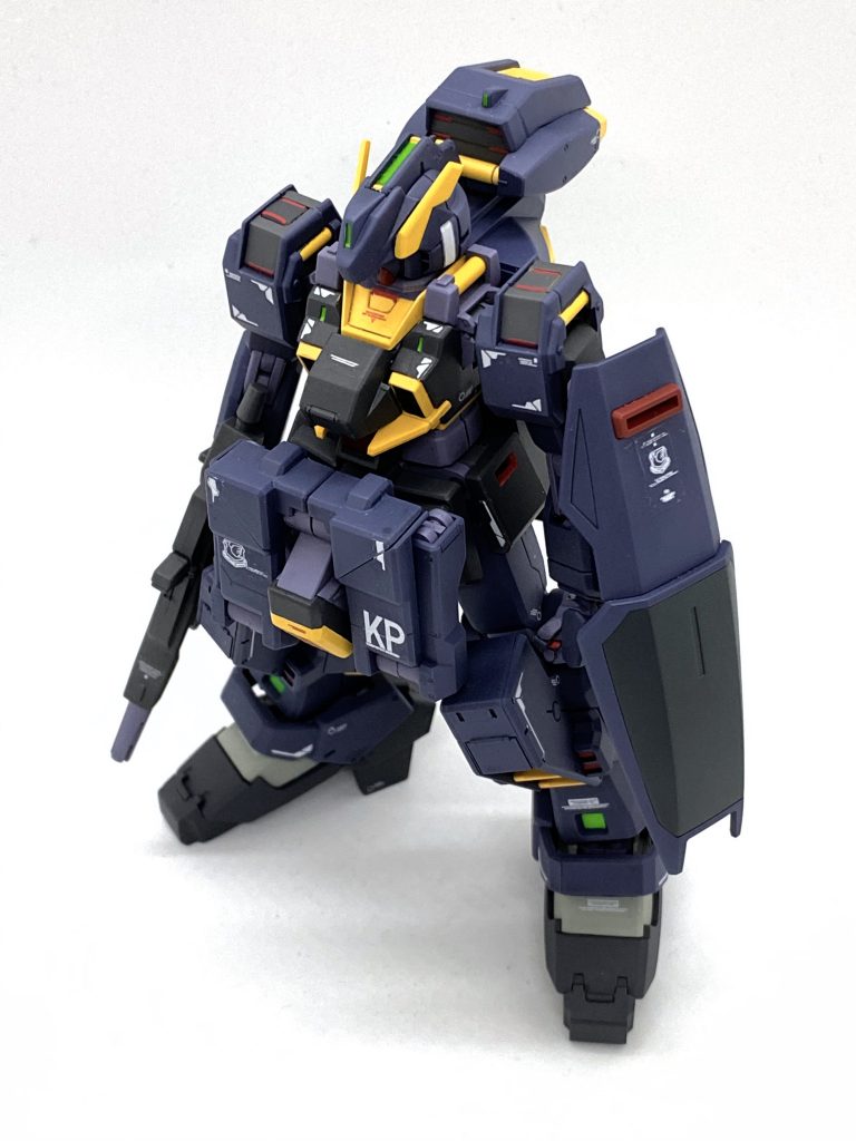 AOZムックのヘイズル系のディテール画に沿った位置にレッドチップ（ハセガワのレッドフィニッシュ）を貼りました。緑センサー部にも余り物シールから切り貼りしています。