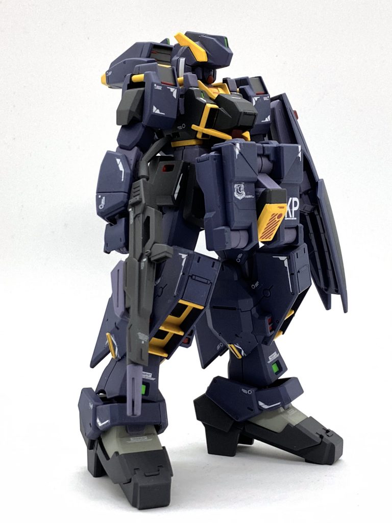 銃と盾はムック４巻系統樹ピンナップのイメージで、ガンダムMk-Ⅱのキットから流用。バーザム改と並べる前提なので、バックパックは「コンセプトイメージ」版に準じています。