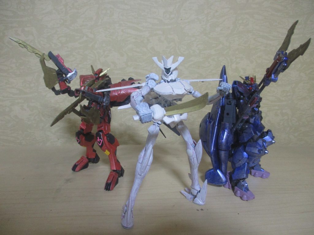 以前投稿した「X」系モチーフの「ガンダムヴァサゴ」と「ガンダムフォルネウス」との揃い踏み。