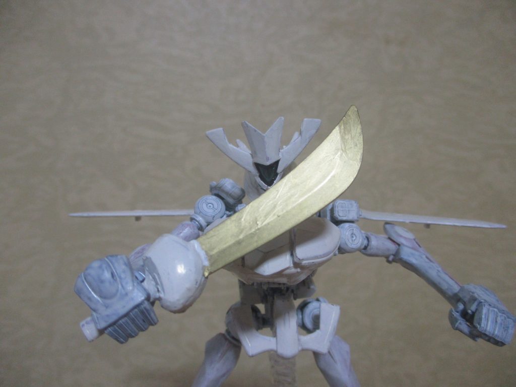 武器はジャンクを組み合わせたオリジナルナイフ(コルレルらしく)一本。
なお、刃のみ金色なのは、前回の「ムルー」同様、一番硬い「希少金属」製だからですw