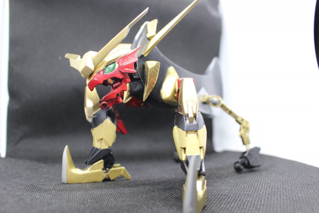 ## デッドリーアックスユニット
アーマーを取り付けるアレにヴァルキランダーの頭部とか、ボールデンアームズの色々、スターウイニングガンダムのアンテナとスタークロス、アースリィの脚部と腕部、あとはプラ板とパテでゴリ押し。
色が結構剥げちゃってて悲しいですが考慮できてなかったし仕方がない。