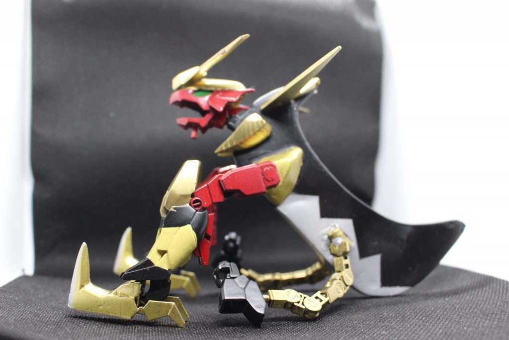 腕を後足にくっつけて前足は脚というのは、元ネタであるデッドリーアックスモンが玩具展開やるぞ!!という思い切りの良いデザインをしているのでいいんじゃない?という感じでやりました。
余剰パーツ出さないって事にしたし。
塗装は缶スプレーと筆です。