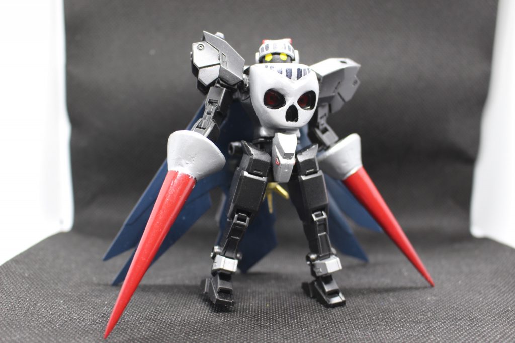 ## スカルナイトコアガンダム
構成はコアガンダム中心ですが、インジャスティスウェポン×2でマントとスピアを、胸はスカルウェポンの台座を使用。
肩はヴィートルー、頭はバイザーを下ろしたいからという理由でジムインターセプト。
スピアと手首の接続には、余ったアーマーの腕部を取り付ける部分を切り取って、接続部位としました。