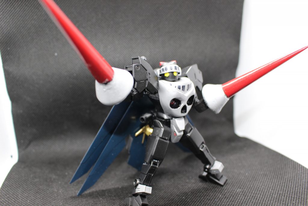 お尻に見えてるのは合体後のツインスピアの持ち手と頭部。
とにかく余剰パーツは出ないようにしようと思ったので、場所に余裕があってあまり目立たない場所に放り込みました。
資料として、アニメ放映中に発売されたクロスフィギュアという合体するおもちゃを参考にしながら作成しましたが、その商品でも武器の持ち手は腰につけていたのでありがたいアイデアでした(ちなみに頭は胸のドクロの中に収納されていましたがそこまではうまく拾えなかった……)。