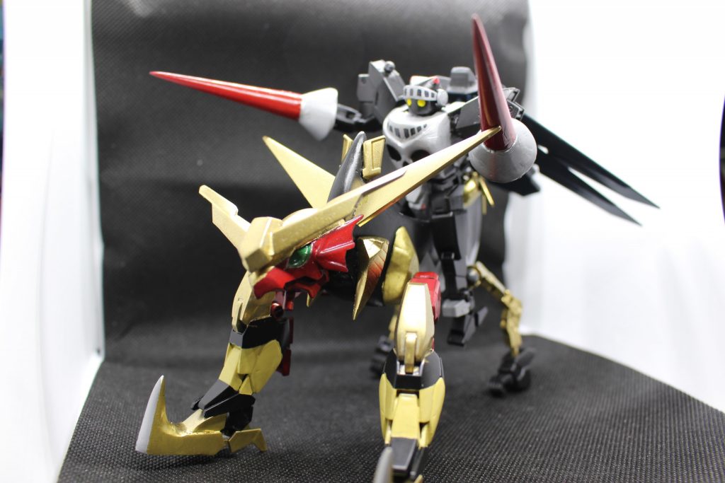 それでは……*デジクロス*！
(ちなみに「[スカルナイトモン：騎馬モード](https://digimon.net/reference/detail.php?directory_name=skullknightmoncavaliermode&tab=nameTab&name=3)」という、マジで乗っただけの形態があります)