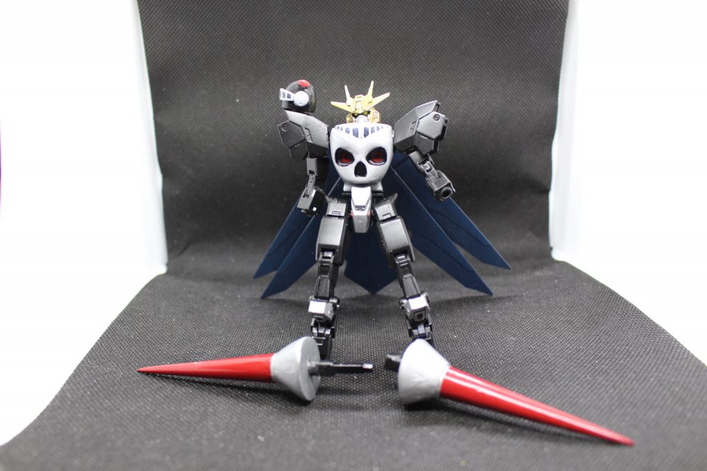 まずはスカルナイトコアガンダムの頭部を外し、バイザーを下ろして右肩に取り付け。
背中に隠していた合体後の頭部に挿げ替えます。
両手のスピアを外し、同様に背中に隠していた持ち手に接続。
この持ち手は確かボールデンアームズの何かのパーツと、別のコアガンダムの手首をくっつけて制作。