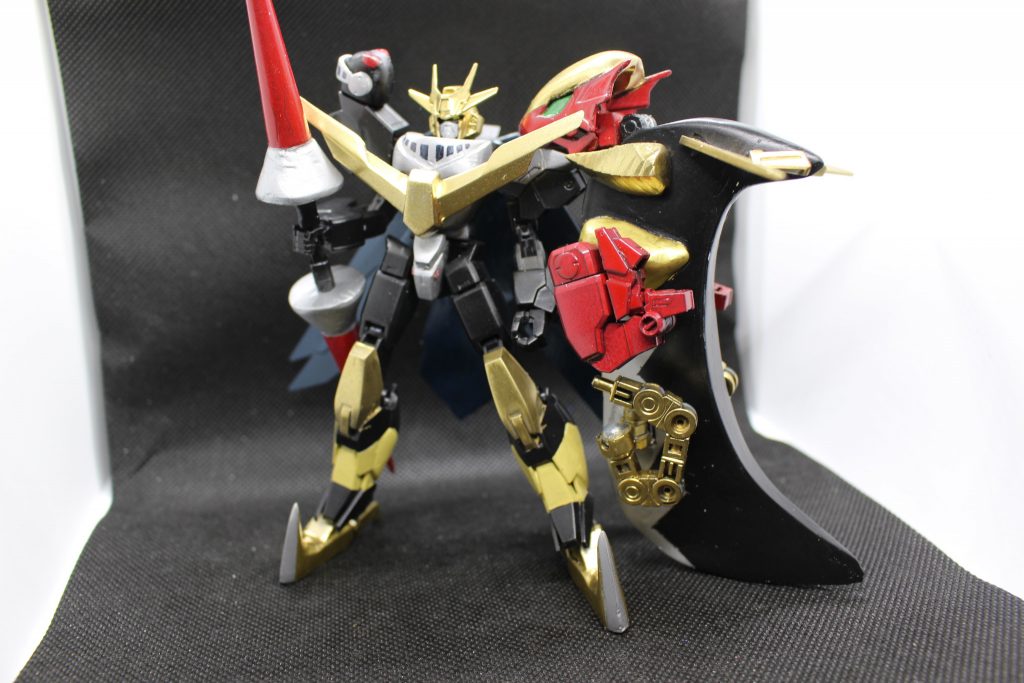 ## ダークナイトガンダム
スカルナイトコアガンダムにデッドリーアックスユニットそのものと、諸々のパーツを取り付けて完成!
盾の役割ももつデッドリーアックスユニットが如何せん重すぎてしんどい。
でも、見た目の雰囲気はかなり再現できたんじゃないでしょうか。
というか、脚の合体方法を見て「あ、これダークナイトモンみたいだな、やってみたら面白いかな」と思ったのがきっかけなので、その部分をできたのは良かったです。
