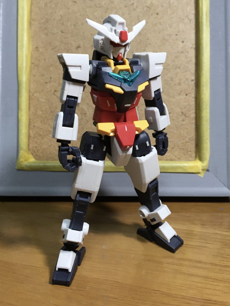 アースリィガンダムのコアガンダムはスジボリと細切れプラ板を追加しただけで無改造で、白は成形色のままの無塗装で必要箇所のみ塗装でG-3色にしました。