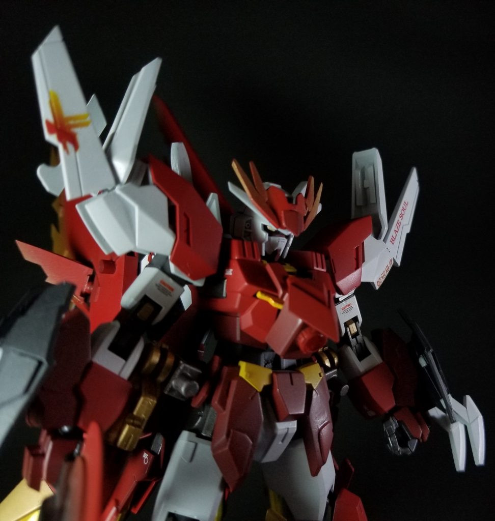 覚醒「焔覚鳥身 BLAZE-SOULガンダム」
更に組み替えた本気モードです。
こちらはとあるフォロワー様の作品や牙狼-光覚獣身-をシルエットの参考にしました。
バックショットがめちゃめちゃ映えますねぇ。
大剣の先端からビームが出るという事で、ビームの先端を鳥のような造形にしてみましたd(ゝω・´○)
