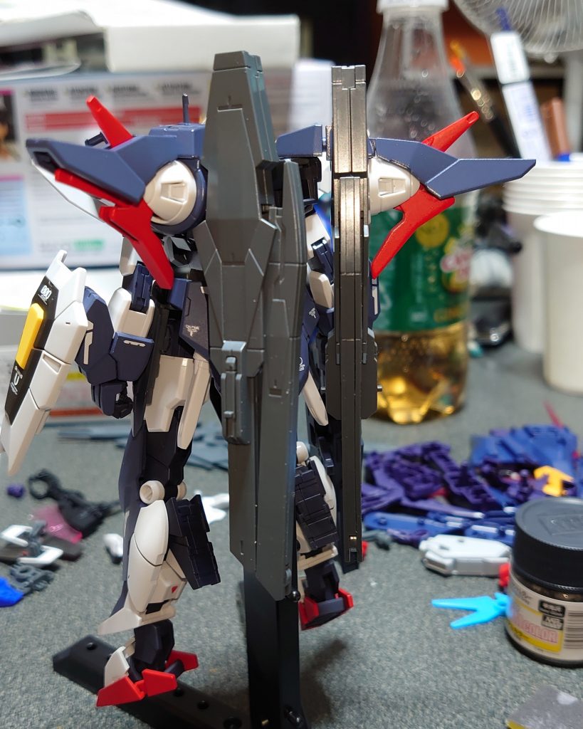 新たに設けたバックパックはサポートメカの足装甲を付ける部分を基部としてダブルオースカイのスカイドライブユニットを装備しました。
太陽を名乗るガンダムだからね。
太陽炉3つ付けちゃおうね。
光の翼も生えちゃったね。
副産物として元の武装も付くよ。
なんちゃってお手頃HWSにもなれちゃう。抜かりないね。