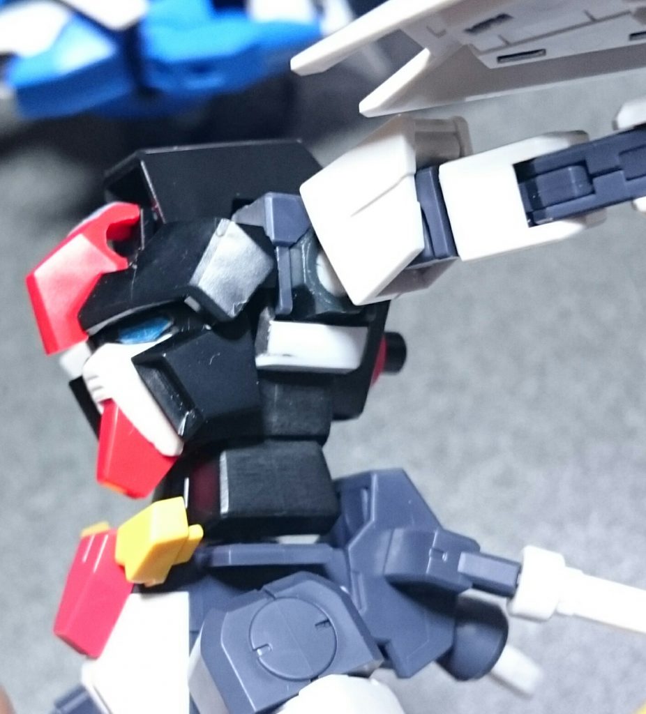 胴はセラフィムガンダムくんなのですが、そのままだとコアガンダムくんの肩のBJと経が合わず、肩の位置が上過ぎるため中身をニッパーとデザインナイフで削り取ってコアガンダムくんの胴体ジョイントを詰めました。
危ないのでちゃんとした工具を使おう。