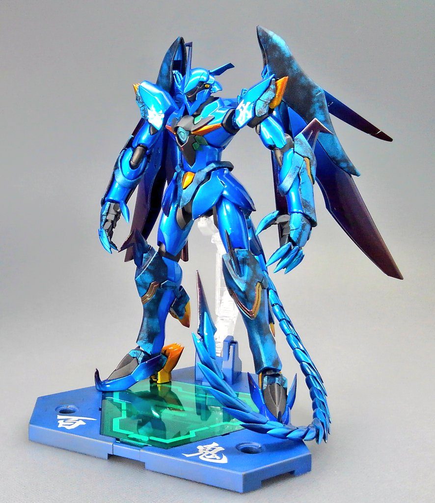 本体はキャンディーブルーで、アーマーパーツは大理石塗装を応用したキャンディー塗装を行い、艶消しで仕上げてあります。