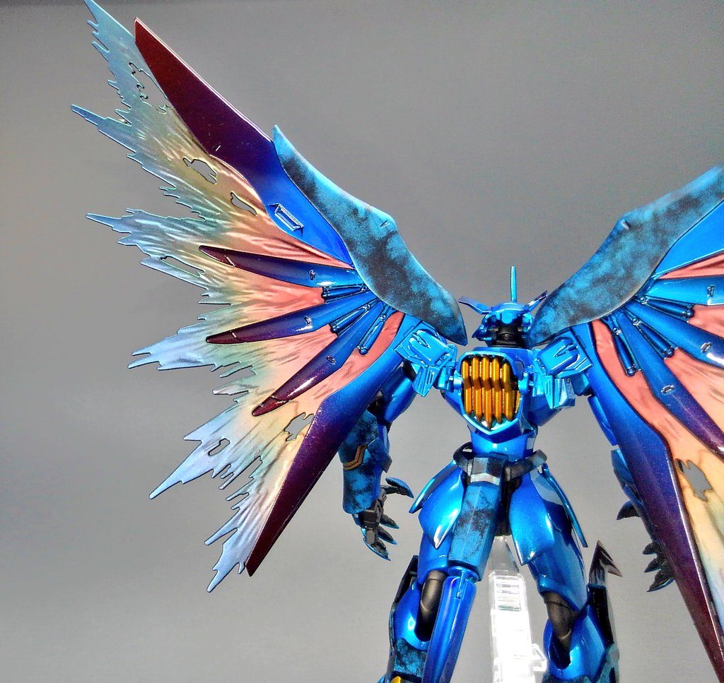 デステニーガンダムから流用した翼は、グラデーションをつけたキャンディー塗装にしてあります。