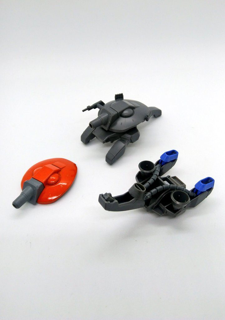 SAUモビルワーカーをシールドとバックパックに流用。ジャンクやバーニアでスカスカの隙間を埋めています。