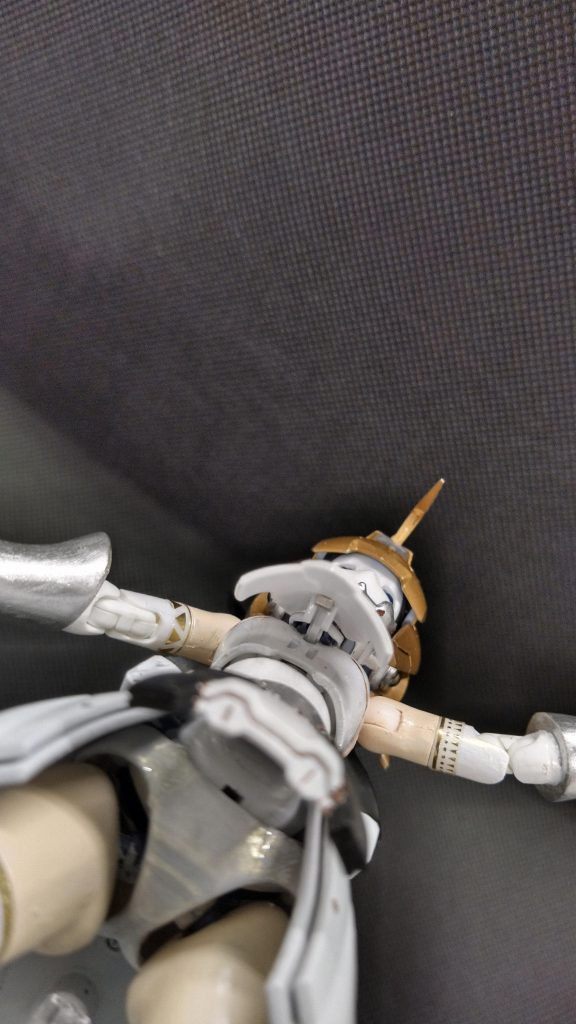 胸部装甲裏に追加装甲接続用の磁石を仕込んでます。
スカートの中が写りこんだのは不可抗力なので見ちゃダメです(笑)