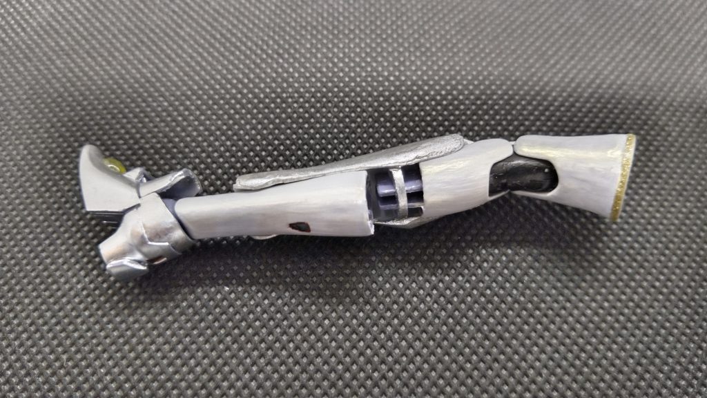 脚甲は挟み込みで取り付けます。