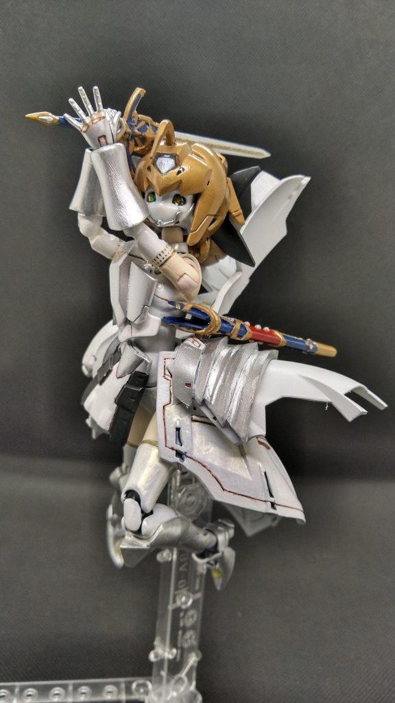 ｢選定の剣よ、力を！邪悪を断て!!『勝利すべき黄金の剣』!!!｣
1/144サイズでは鍔の装飾が小さ過ぎてコレが限界でした(;つД｀)