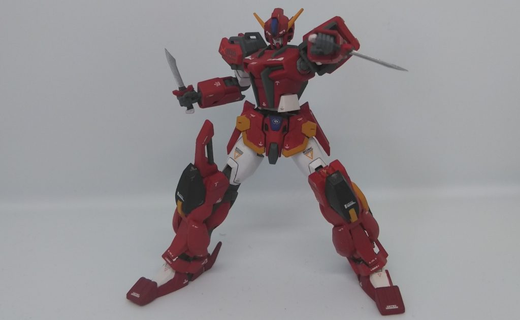 対装甲コンバットナイフ・アーマーシュナイダー 本来のストライクが持つ折り畳み式ではなくシースナイフ形となっており、ソードカラミティと同じく脚部に装備されてる。ストライク本体にあるアーマーシュナイダーの格納スペースはバッテリーユニットが格納されベース機よりも稼働時間が長くなっている。