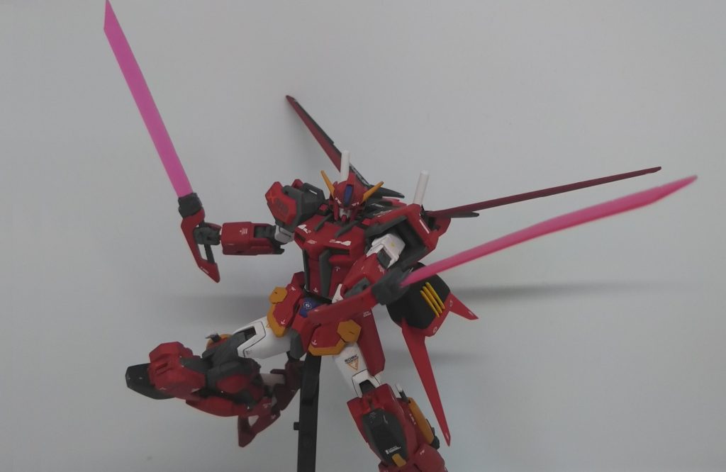 ビームソード ゲーテの膝部に装備されている近接武装でソードカラミティのビームブーメランマイダスメッサーと同型の物、ブーメランとして使うのではなく出力調整によりビームソードとして使われている。
エールストライカーのビームサーベルと比べると高出力、消費電力が大きいので状況によって使い分ける装備となっている。