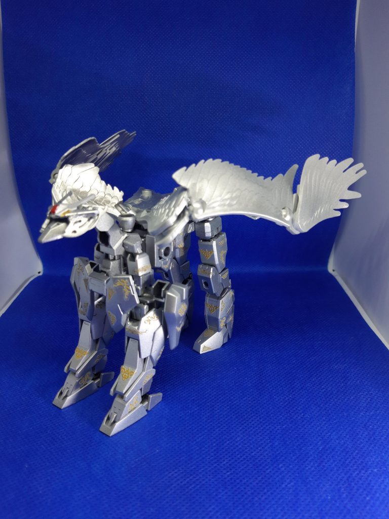 オブジェ。コアガンダムのアンテナ、胴体、上腕、腰前部、太ももをオブジェに組み込んでいます。
腰はバルバトスとミキシング。サイドアーマーはGアルケイン。あと、足アーマーの膝部を切り離してます。
アーマー基部の加工にヒートペンを使ってみました。切り粉が出ないのが良いですよね。