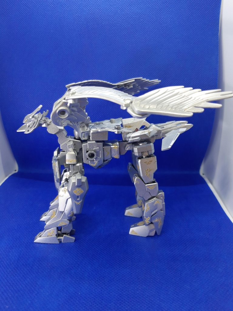 横から。どうにも馬っぽくない。足が太いのか、首が細いのか?