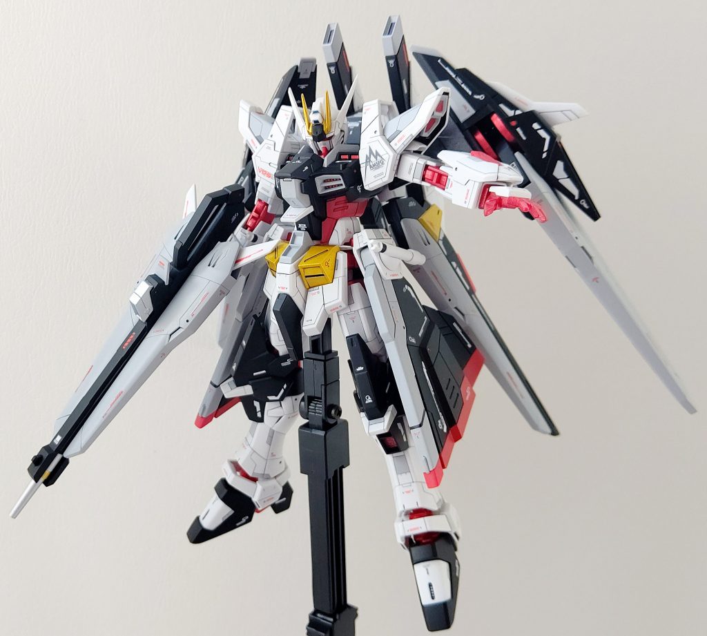 まずはアメイジングストライクフリーダムの通常形態になります。
ものもとのデザインがガンプラとして完成しきったデザインですね!