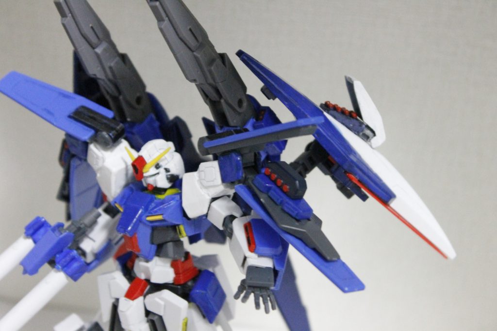 肩部シールドに追加装着されたシールド。
その内部とキャノンの側面とブースターに内蔵されたミサイルランチャー。