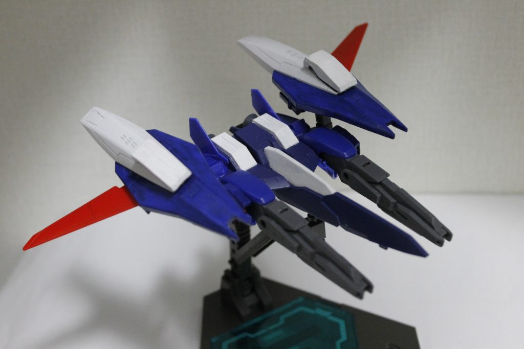 ベースのギミックを残してあるのでバックパックから飛行形態に分離変形できます。