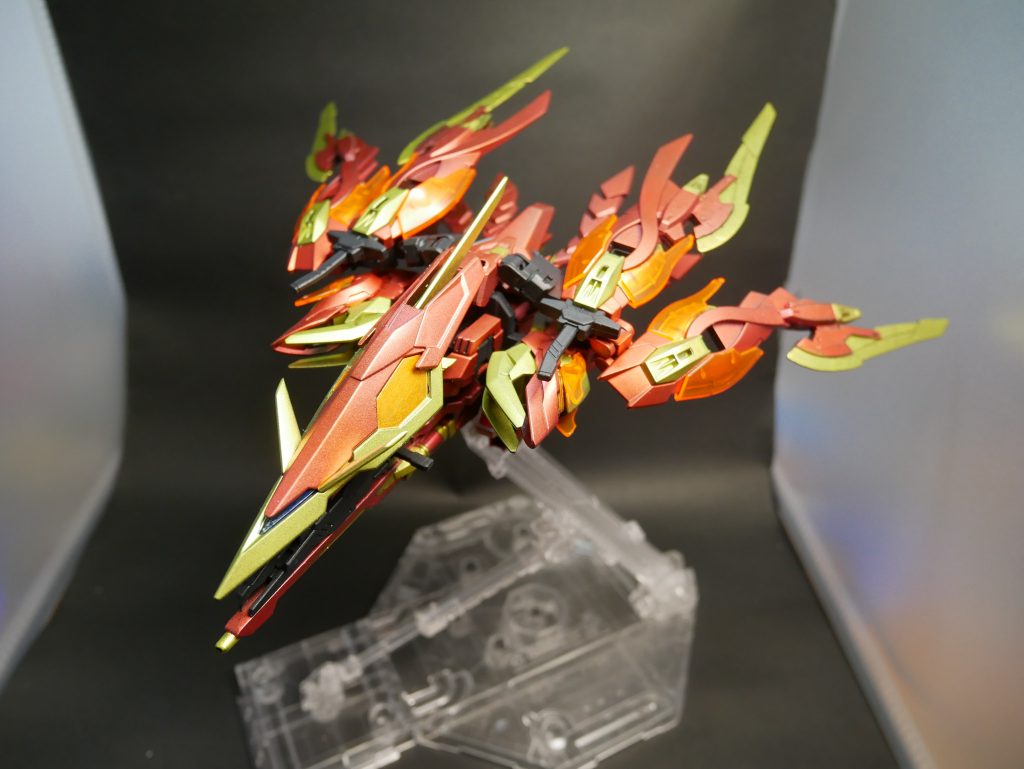 続いてオリジナルアーマーその2「サウスアーマー」です。
見ての通りまんまウィングゼロ炎ですね。
今回製作にあたりモチーフが朱雀(火の鳥)ということから真っ先にこいつが浮かんだので速攻で合体素材に決定。最初はこれのパーツくっつけたら終いじゃね?とか考えてたんですが後に紹介するギミックのためにシールドとライフルはフェニーチェリナーシタのものに変更しました。