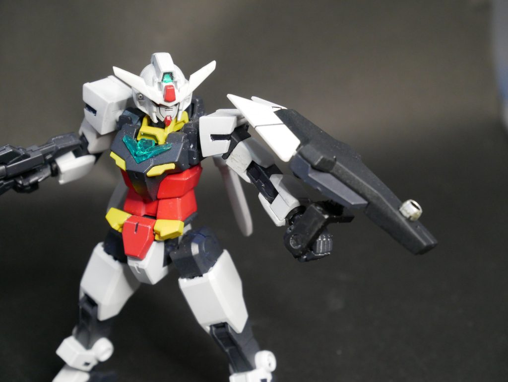 グリップを握りやすい物に変更。あと新しいアーマーのパーツに接続するため3㎜穴をあけジャンクパーツをくっつけて接続ジョイントっぽくしてみました。