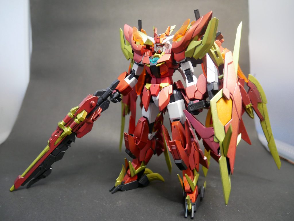 そしてサウスアーマーに換装した「サウザンガンダム」です。
名前は「南の〜」を意味する「southern」から取りました。
シールド、バスターライフルはコアガンダムの武装にそれぞれ合体できるようにしてます。
肩パーツは最初は炎のパーツをそのまま付けようと思ったんですがマーズのパーツも好みの形だったんで思い切ってくっ付けてみました。かっこいいもの同士を合わせるともっと格好いいものになるというバカの発想でしたが今回は結構しっくりきました。
つま先とかかとの爪を大型化して鳥っぽくしました。向きが逆だと思った方、これでいいんです。後のギミックのためあえてこうしてます。