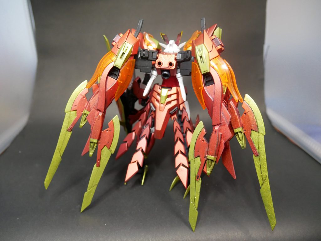 今回は高機動型を目指して製作しました。結果、マーズアーマーのスラッシュブレイドをくっつけて翼を大型化。リアアーマーには炎のリアアーマーを張っ付けてバーニアを追加しました。
そして朱雀といったらビラビラの尾羽です。プラ板で作ったパーツにリード線を通して製作しました。
