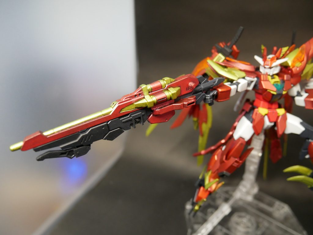 コアガンダムのスプレーガンと合体して別の武装になるというギミックをやりたかったんですが炎のツインバスターライフをどうしてもくっ付ける手が思いつかなかったんでフェニーチェリナーシタのライフルを採用。なんか小さい武装もついてくるのでこっちにして正解でした。