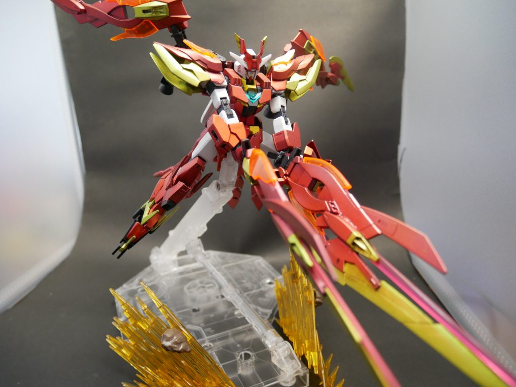 ビームサーベルも出せます。作ってから気付いたんですが、あんましビームが役に立ってない・・・。まあちょっと間合いが広がっているということで。
ビームサーベル差し込めるスラッシュブレイドが実は一本しかついてないということを買ってから気付き、もう1セット買う羽目になったのは私だけでしょうか?