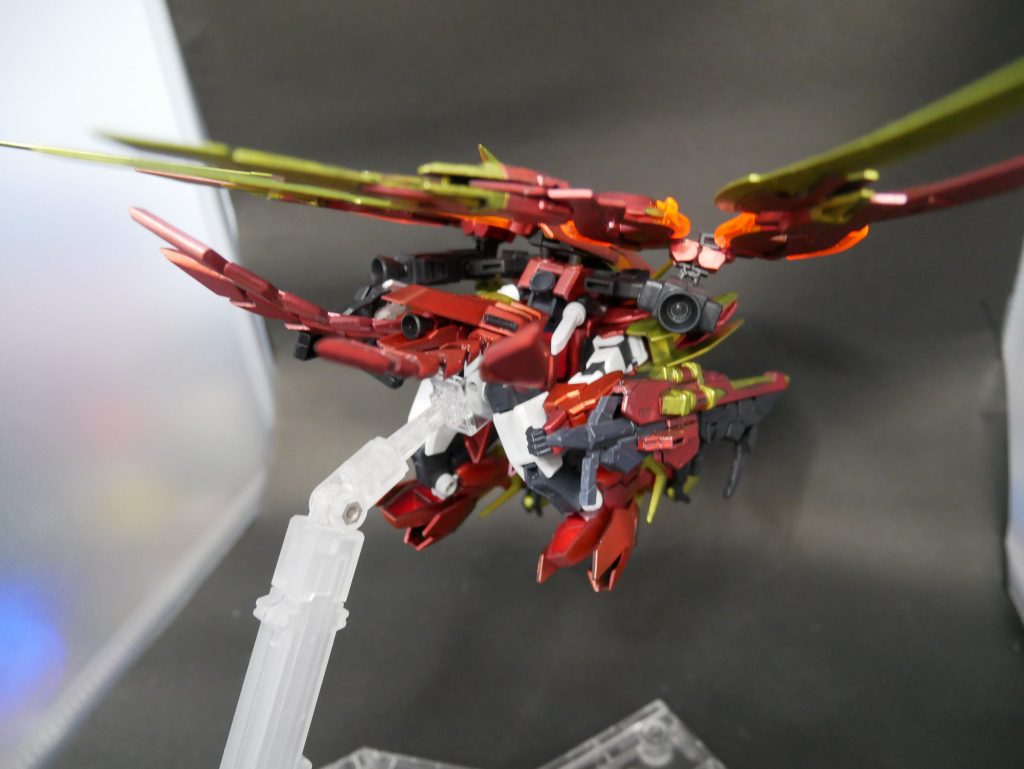 今回の目玉ギミック「高速巡航形態」です。
折角ウィングゼロのパーツ使ってるんだからやっぱり変形させませんとね。
より鳥っぽかったというのと変形後にシールド裏のカバーが頭を隠して目立たなくしてくれることからフェニーチェリナーシタのシールドを採用。両足の爪は可動することによってより鳥の足っぽく見えるようになりました。ウィングゼロといううよりはサイバスターの巡航形態に近くなりましたね。