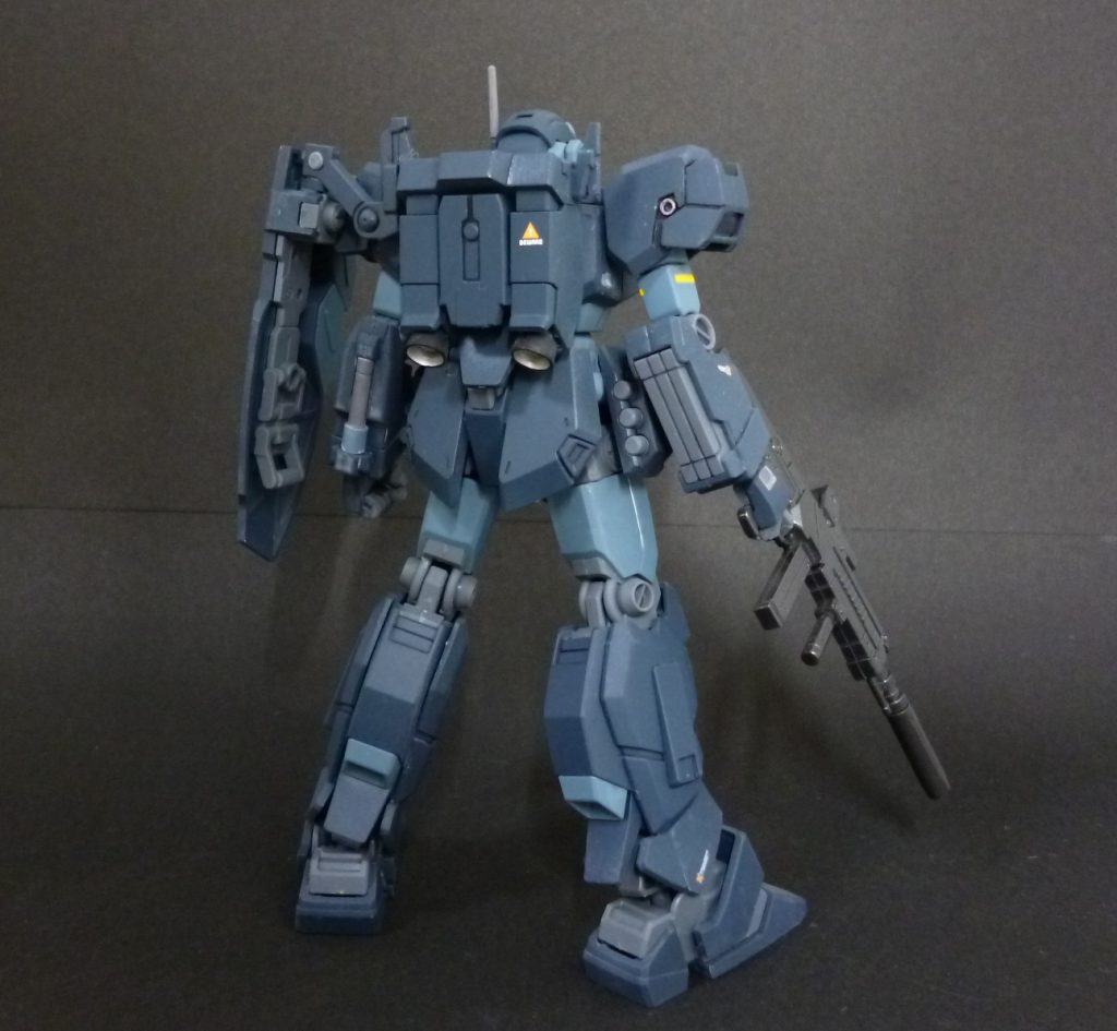 腕の黄色ラインは後ろまで届かず…