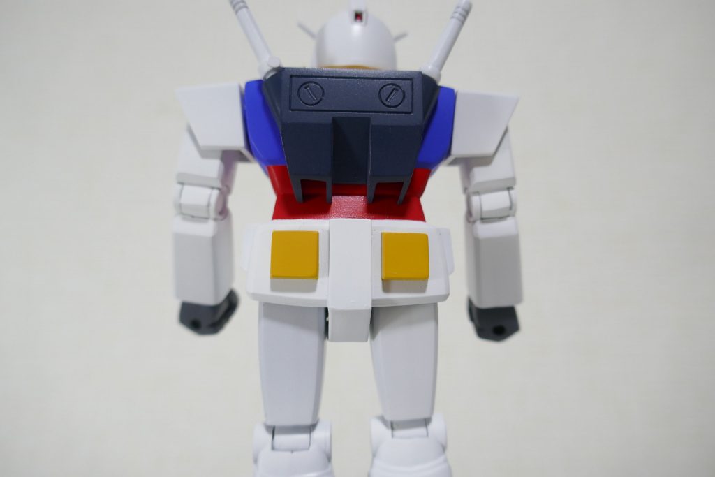 バックパックにバーニアはありませんw
ビームサーベルは切断して収納してあります。(説明書にもそう書かれてあります)