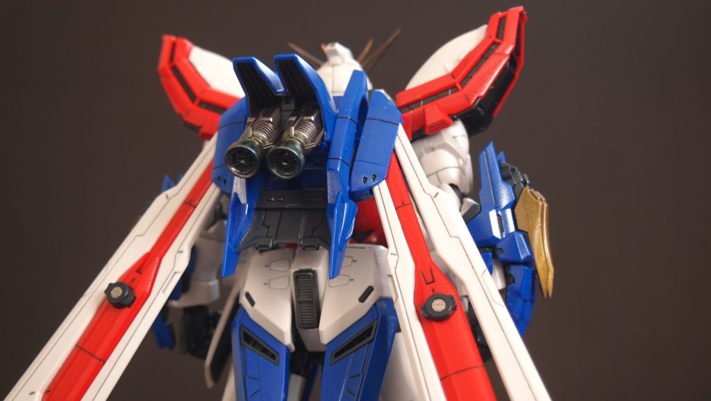 バックパックや背面側はグレーでぬりわけ、バーニアはクリアーイエローとクリアーブルーのグラデーションとエッチングパーツをうめこみました。

格闘色がつよいゴッドですが、筋肉質すぎるとさすがに立ち姿のバランスがメカっぽくなくなると思いました。動かすと意外と短足や筋肉質は違和感なく、ヒトが動いているようにも見えます。足首をのばすと可動や接地もよくなり、さらに良くなったと思います。メカっぽくないのでデカールはなしで、全体にダイヤモンドパールを少し吹き、元キットのつやつや感だけではなくパール感を加えました。

ある程度遊んだら同居人に壊されないうちにステージ諸共、ヤフオクに出品予定です。

2020.2.22～～2.28出品です。
https://page.auctions.yahoo.co.jp/jp/auction/s719514619