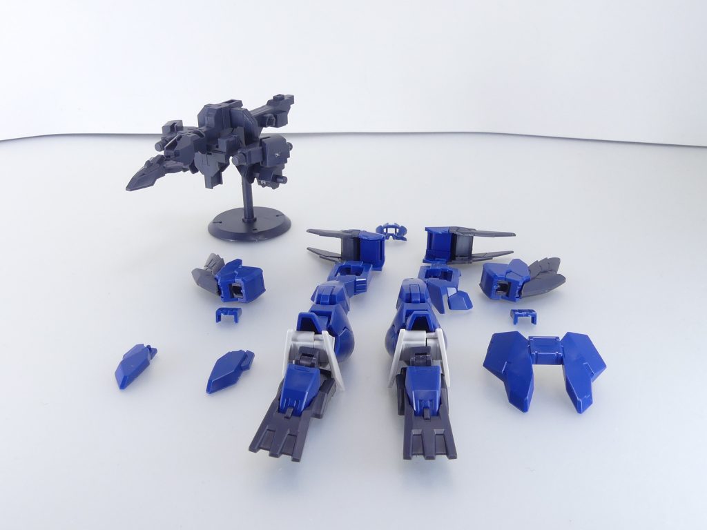 セット内容。・メルクワンユニット一式(マーキュリーアーマーのバックパック・武装抜き)・アーマー用コアパーツ・台座コアガンダムベースの1stのCDCは、アースリィ、ヴィートルー、マーズフォー、ジュピターヴ、今回のメルクワンの5つが発売されました。各キットで変化するのはアーマー部分の配色と以下の部分。うち、ヴィートルー、マーズフォー、メルクワンは「ユニット」として発売され、別売りの「ウェポンズ」を組み合わせることで各作中形態が完成(劇中通りではアースリィ付属コアガンダムが必須)する仕組みでした。・頭部・肩アーマー先端・(ある場合)前腕用追加パーツ・すね先端の色の違うパーツ・脚部の甲以外2nd(5月発売以降)ではコアも2種増え、アーマーの形状も変化します。現状の情報だと敵ガンダム(仮)は頭部以外の1stアーマーを全て使える模様です。