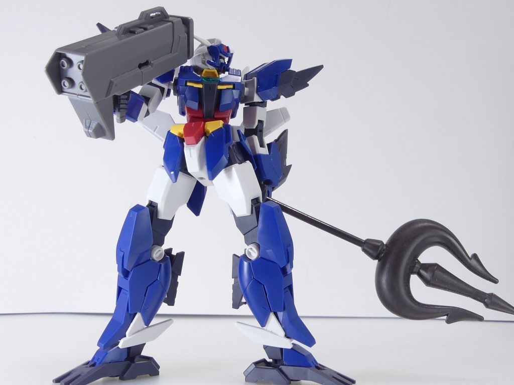 武装・・・は3月発売予定。自分の力でベストな武装を探してみよう。写真では鉄血オプションセットのミサイルランチャーとLBXヴァンパイアキャットのスピアーを装備。