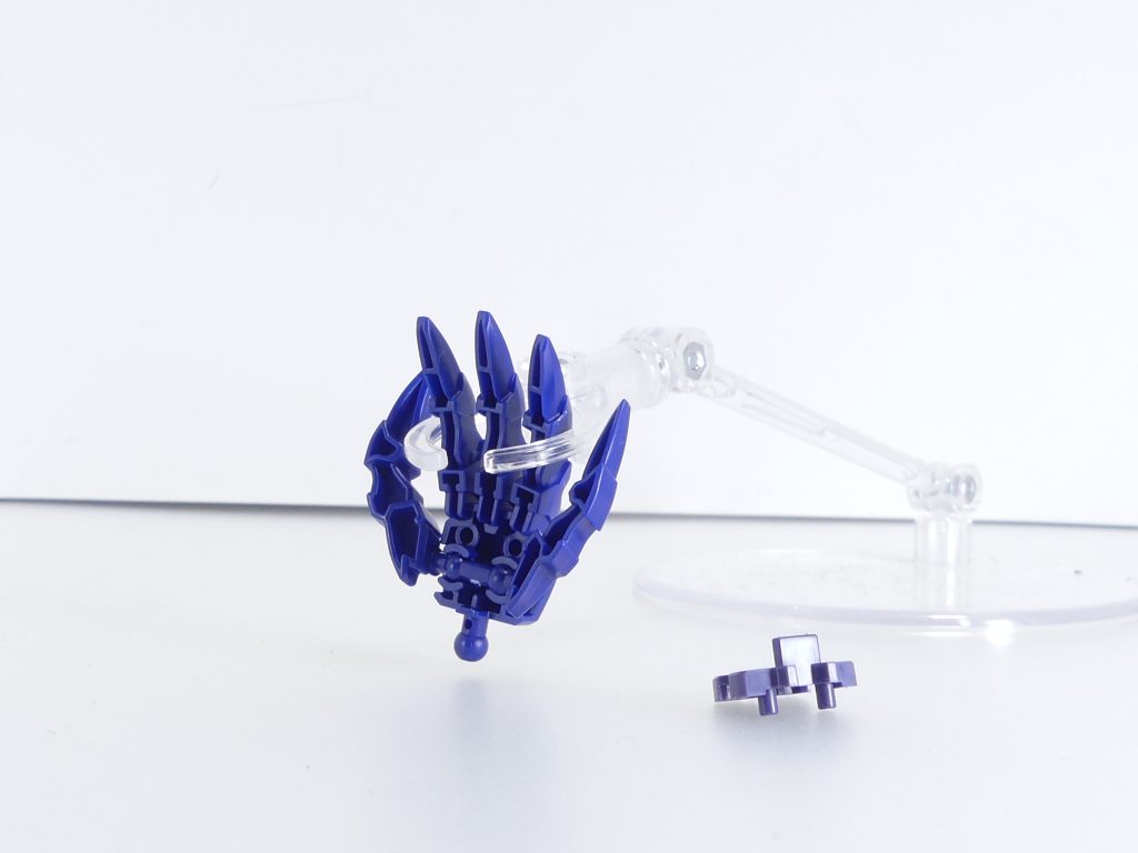 製作の際、外側の指はボールジョイントだけを残してニッパーで切ることで独立可動可能に。中央3本は非可動です。また、手首のボールは通常のガンプラの手首よりも太いためそのまま装備することはできません。