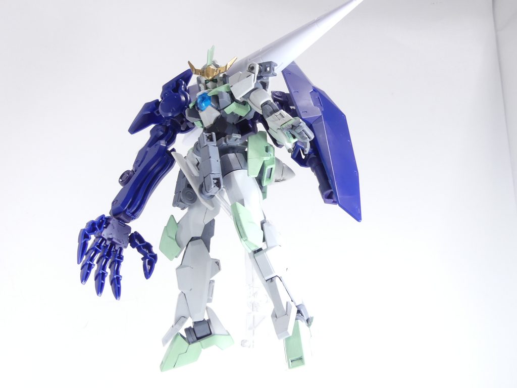 ガンダムテルティウム フル装備形態:ガンダムテルティウムが、さらなるミッションに挑むため武装を増設した形態。この状態で、ダイバー・シドはあらゆるミッションを戦い抜いたという。ゼルトザームアルムは惑星・エルドラで何らかの形で増設されたもの。今回は顔もガンダムモードに。ちょっとテルティウムに近い出で立ちになりました。バックパックはいつものAGP2穴で接続。左右に3ミリ穴を持った小型で簡素なもの。パッケージ写真で使用している「HGBF グフR35」(要はリバイブグフ)には対応していません・・・とありますが、