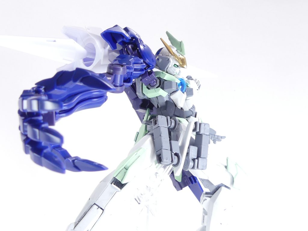 ゼルトザームアルム:惑星エルドラで新生「ビルドダイバーズ」が相対した謎のガンプラ、ガンダムゼルトザーム。テルティウムから増設されたのは仮面状のアンテナなど、そして、悪魔的な印象を持たせる異形の右腕だった。フレーム状の腕部は伸縮自在。単純なパワーにも優れる。一般的なガンプラ(PC-001以降)の腕部にボールジョイントで装備可能。左右対称で設計されており、左腕や両腕に付けることができます。