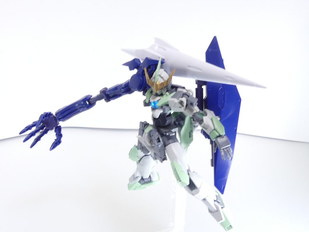 第79改「奇妙たる遭遇」(「Re:RISE」編 2nd Season)「奇妙」。その日は、そんな日。~バー・「アルケミスト」~またまた来ました。本日の「送り主不明武装」。そろそろどこから送られたのか、確定させないとねぇ・・・とはいえ、この武装を作った元々のダイバーはどこにいるのかもわからずじまい。そりゃあ、GBN内に「ガンプラ」なんて、幾万幾億も存在しているからしょうが無いんだけど・・・伸縮自在の腕部にランチャー、ランス・・・どちらかというとIBA武装風?ま、とにかく・・・やってみるか。射出成形機でパーツを実際に起こし、ヴィンテージは顔だけガンダムモードに・・・似合う。いいんじゃな・・・