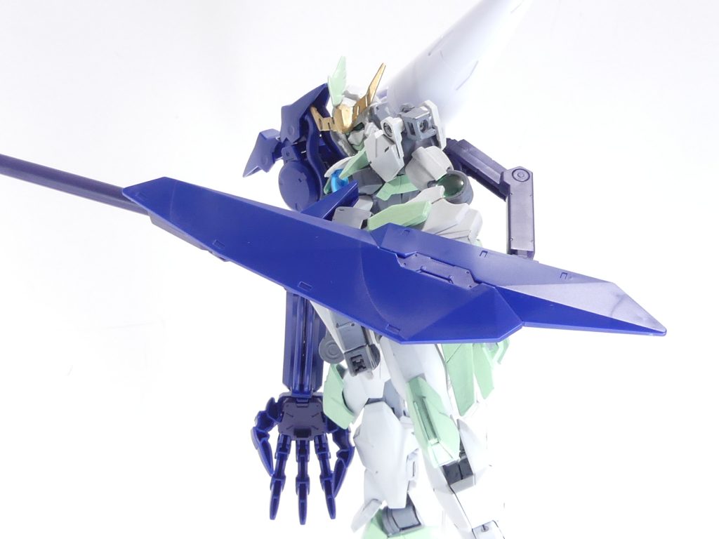 シールドバインダー/フォールディングデストランチャー:バックパックにフレキシブルアームで接続された多目的防御兵装。砲身折りたたみ式のバスターランチャーを装備。バックパックアームはいつもの3ミリ軸。ちょっとIBAのジョイントアームっぽい。ランチャーは後部に可動部と3ミリ穴を持ち、通常はそちらで使うほか・・・