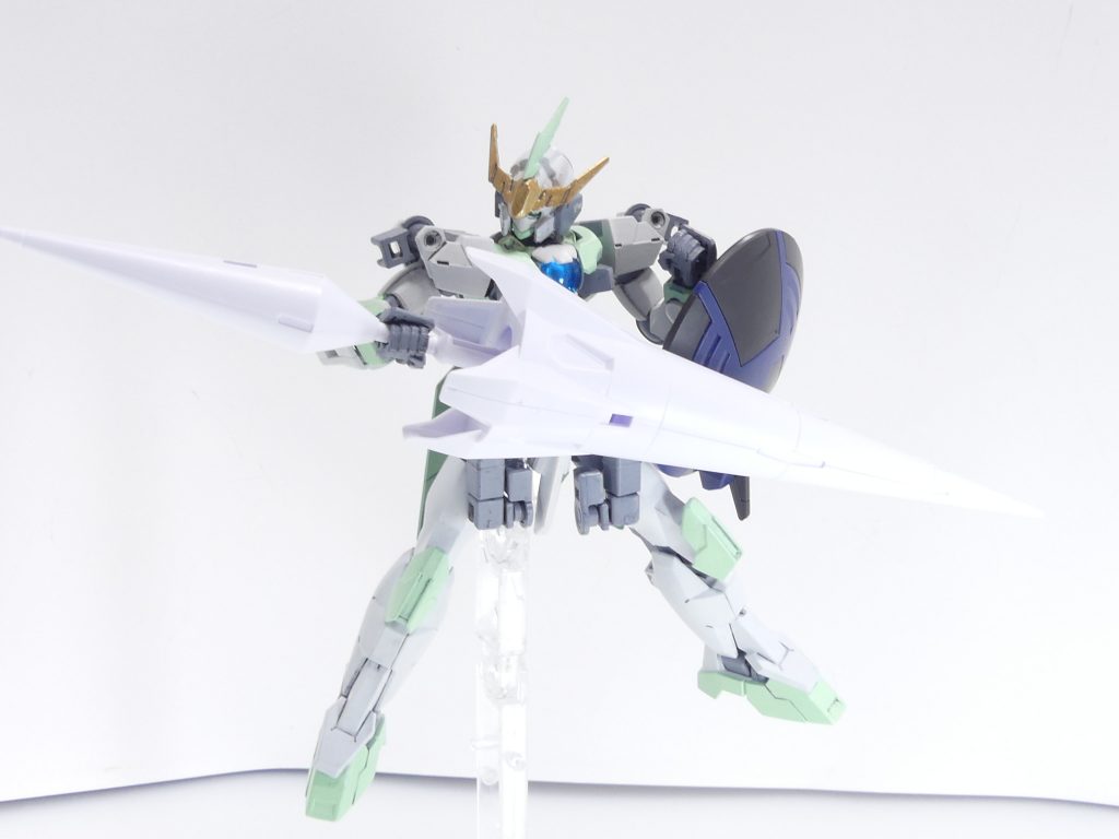 ランス基部は伸縮可能(「慎重に動かします。」表記あり)。持ち手を伸ばせばテルティウム他一般ガンプラに装備可能。ランス本体側に4個開いた四角穴はバックパックアームへの懸架用です。