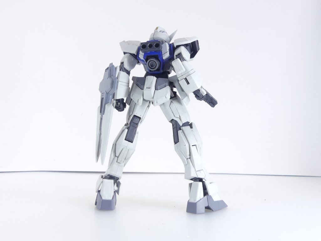 ガンダムAGE-1 磨(みがき):ダイバー・レピオスのガンプラ。ガンダムAGE-1(フラット・グランサ)をベースに、より汎用性の向上を図ったカスタムが為されている。これは、ミッションで手に入れたパーツをすぐに使用できるようにするためである。後ろから。本体唯一にして最大の変更点はバックパック部分。AGP1・2穴を付けました。