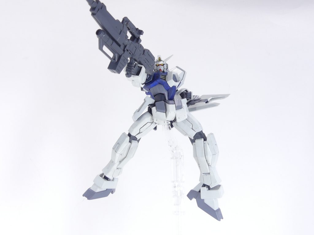 ドッズショットライフル:ミッションで手に入れたパーツを組み合わせて作成した本機のメイン武装。バレル部分を外すとビームガンとして使える他、銃身下部にはグレネードランチャーを装備。シールド:AGE-1グランサのシールドライフルを使用。作っている間にトライエイジガンダムとかが発表され、元トライエイジWiki管理人としては感慨深いものもあり。目などは当時のシールそのままです。