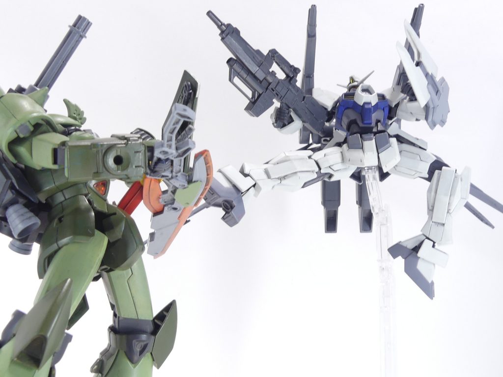 第78改「先生の教え」(「Re:RISE」編 2nd Season)「先生」の教えは、経験があるからこそ生きる。~GBN内・キルシュ・シリウスの日記~今日は、ついに「先生」とGBN内で・・・って、同じ病院内でGBNにログインしただけなんですけど。「先生」も、普段は病院で忙しく働いています。急患とかもありますし。非番の時間を利用して、俺に特訓を・・・って。ミオ、ですか?今日は別の場所でミッション中です。なんでも、ソロプレイ同士で「チーム」を組む約束をした・・・とかで。今日の特訓の模様については、あとでバトル動画を見せてもらうって(G-Tube?いやいや)・・・「チーム」・・・「フォース」、かぁ・・・以前にも書いたとおり、「先生」・・・ダイバー・レピオスの愛機はガンダムAGEー1。三世代編で登場した重装形態・AGE-1グランサをモチーフに性能を向上させた仕様です。大がかりな改造はしていませんが、基本性能の向上や専用バックパックの追加で多用途に対応できる「先生」の自信作。「先生」自身は「いやぁ、アルザスさんには敵わないよ」と言っています。プレイはできて週一、時には月一のこともあるそうですから。プレイスタイルも特定のフォースに所属する・・・なんてことはせず、限られた時間での傭兵プレイやチーム戦の手助けなどをしているようでした。