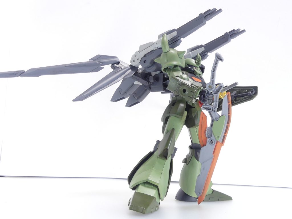 グフ・スラッシュシドバサラ:シドブースターはAGP2軸を持ち、同じ軸を持つ他のガンプラに換装可能である。来たるべき「その時」。キルシュ・シリウスは翼をまとうのだろうか・・・?グフに対しては2軸延長で背負わせます。まだまだ登場は先・・・